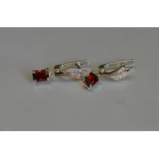 Серьги серебряные Sil с золотыми накладками и фианитами 100-2 Гранат (Sil-989) Серьги серебряные Sil с золотыми накладками и фианитами 100-2 Гранат (Sil-989)