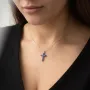 Золотий хрестик з синіми сапфірами.