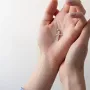Золотий хрестик з фіанітами.