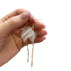 Сережки Білі пелюстки Bioworld White Petals (18401)