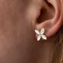 Серьги - пусеты Клевер в белом золоте с08481 Оникс