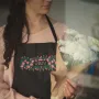 Фартух чорний кухонний з принтом для флориста Florist Флорист Білий напис Рамка з квітів ФА000741 Кавун 68 см