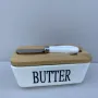 Маслянка фарфорова з ножем 15х8,6х6,4 см Butter Interos PJ03629